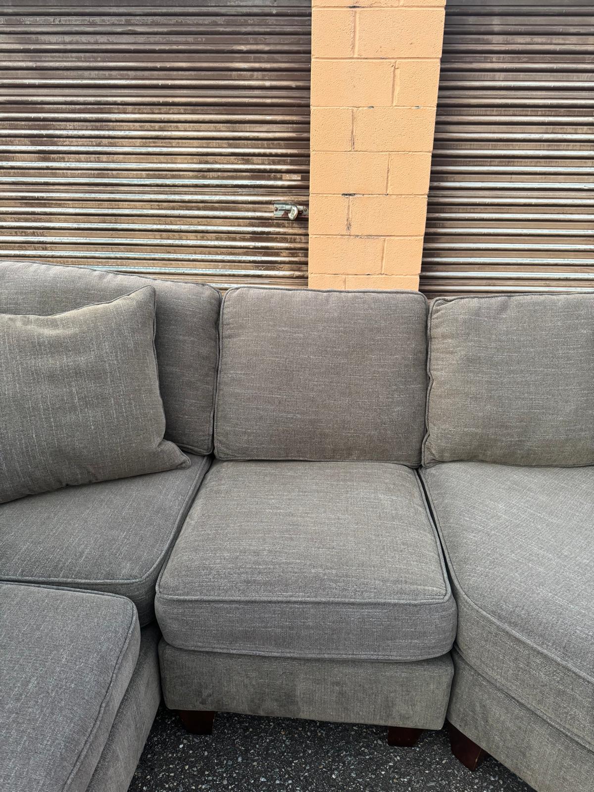 (Delivery Available) Haverty’s Dark Gray 3p Sectional